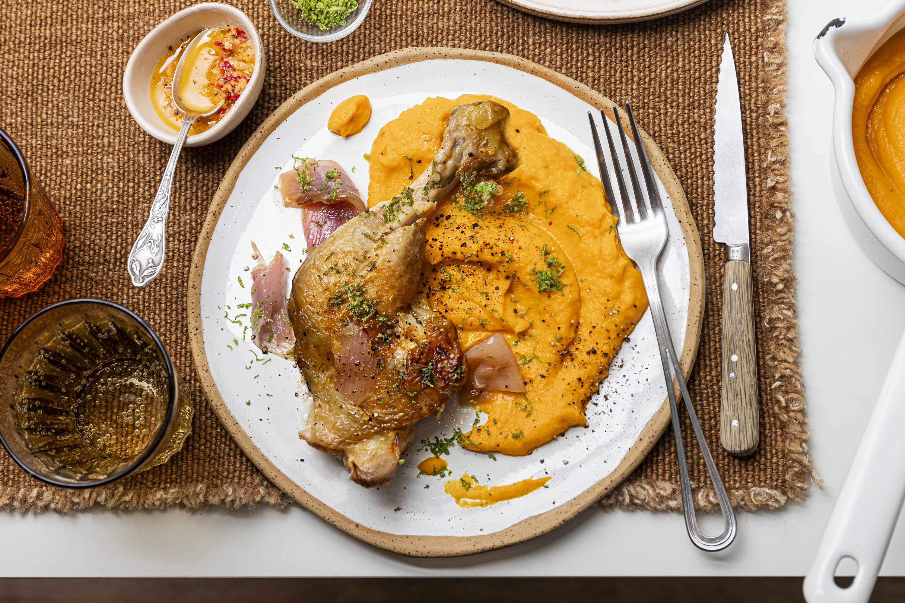 Cuisse de poulet avec purée de carotte et échalotes