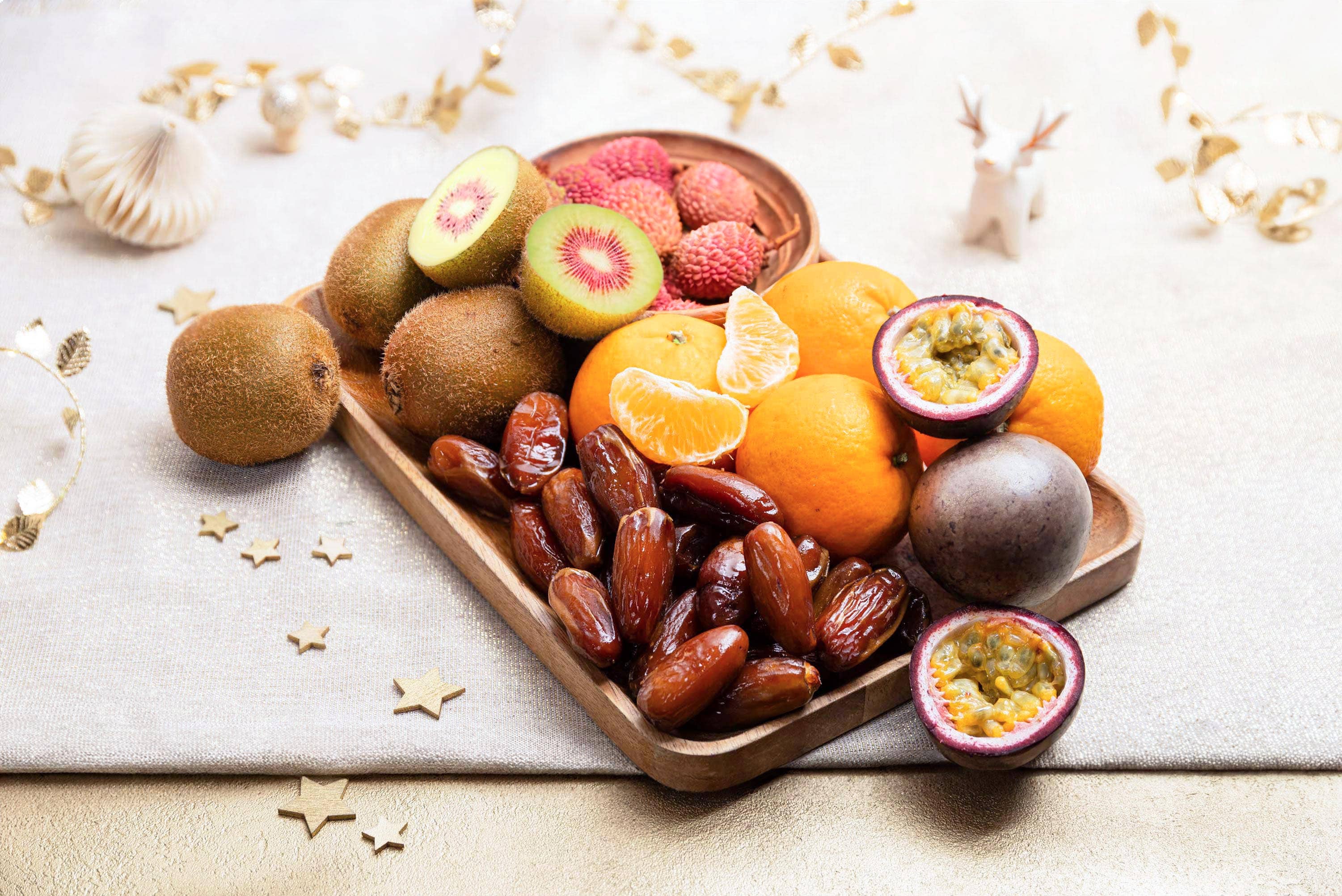 Plateau de fruits (kiwi, dattes, fruit de la passion, clémentine)