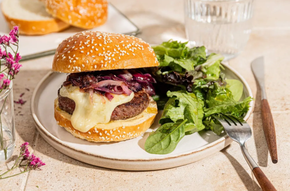 Burger de bœuf au cantal et oignon confit