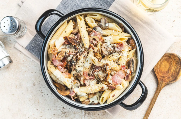 One pot penne bolets, poitrine fumée et parmesan