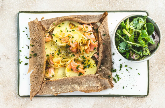 Galette de sarrasin à la truite fumée, pommes de terre et ciboulette)