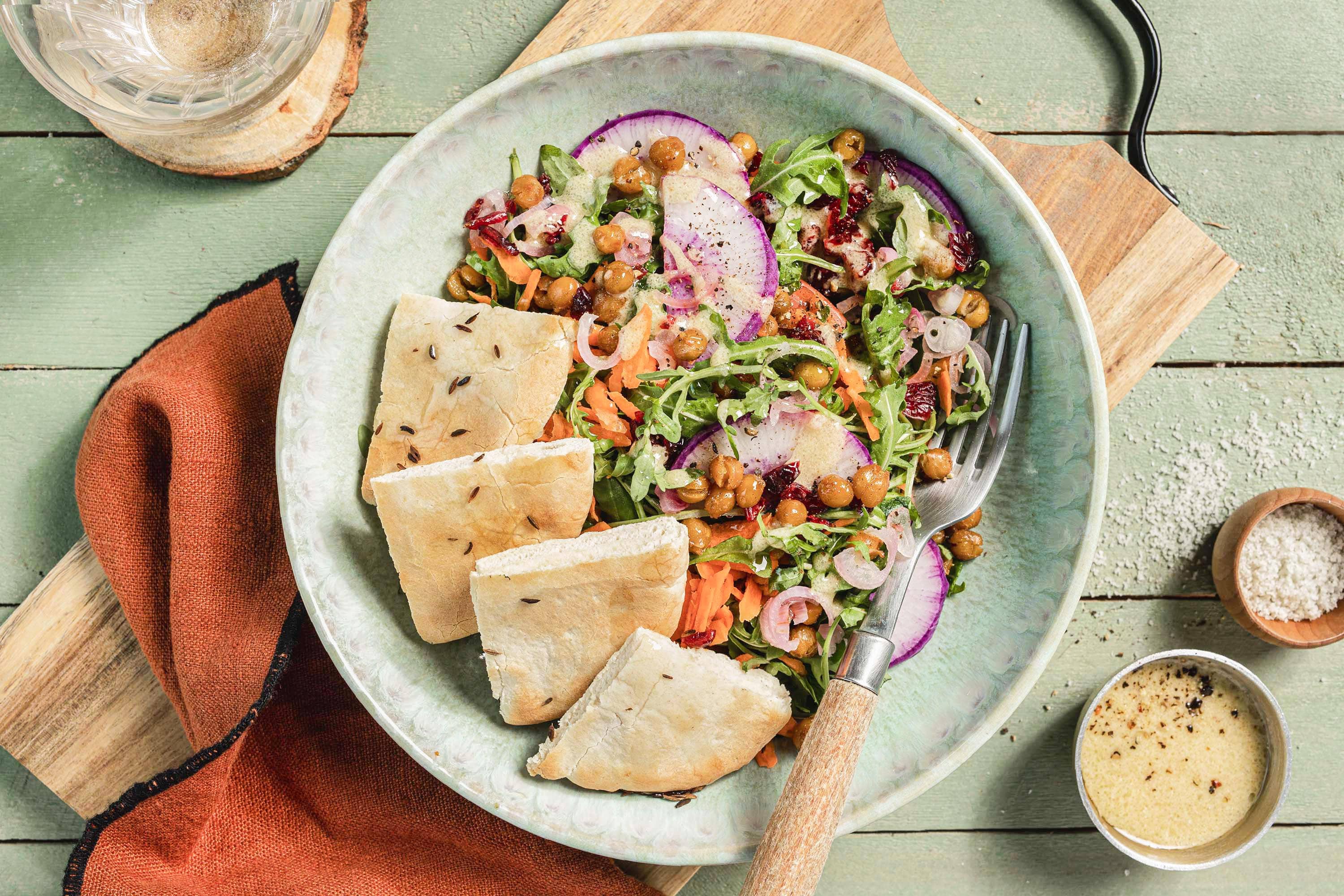 Salade estivale avec des pois chiches et du radis